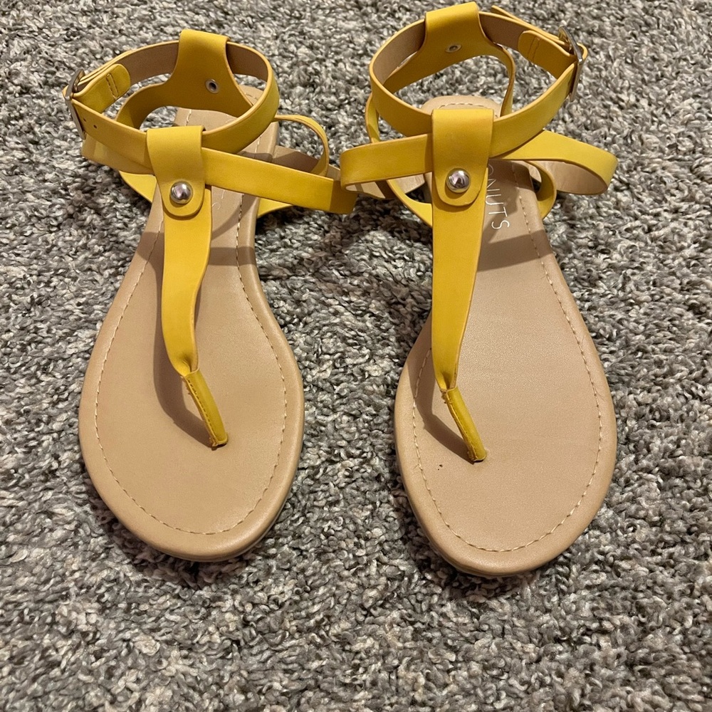 Mustard yellow sandals 🌻